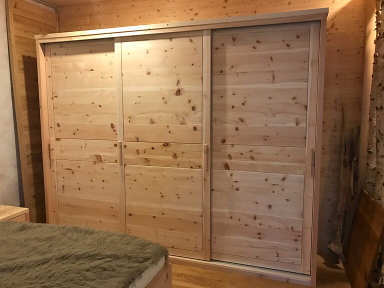Zirbenschrank Murnau Schiebetürschrank aus Zirbenholz für München